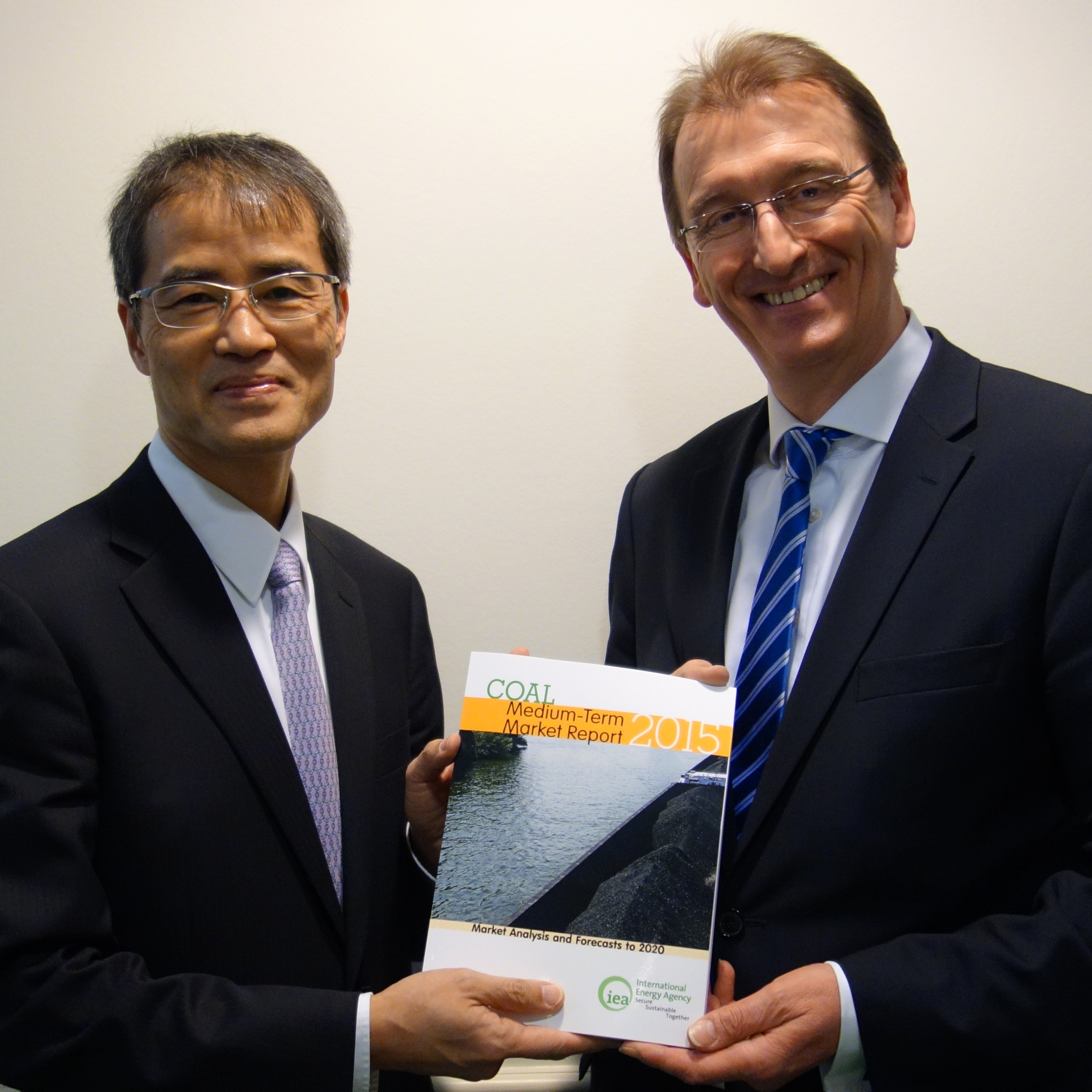 Mr. Keisuke Sadamori, Director of Energy Markets and Security at the International Energy Agency (left), presents newly elected EURACOAL President, Dr. Wolfgang Cieslik (right), with the latest edition of the Agency’s Medium-Term Coal Market Report on 25 January 2016.